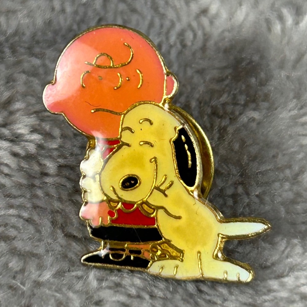 Vintage Peanuts Snoopy Hugging Charlie Brown Enamel Lapel Pin Gold Tone Retro